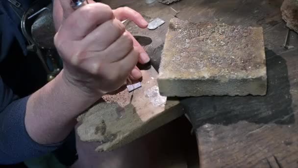 Zwei Männerhände Fertigen Ein Stahlmesser — Stockvideo