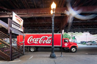 Chicago, Illinois, ABD - 10 Ekim 2018: Chicago 'daki metro istasyonuna yakın Coca Cola reklamlı güzel bir kamyon