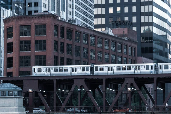 芝加哥 2018年10月10日 位于美国伊利诺伊州芝加哥芝加哥芝加哥芝加哥市中心的环状玻璃钢桥大楼内的高架轨道列车 — 图库照片