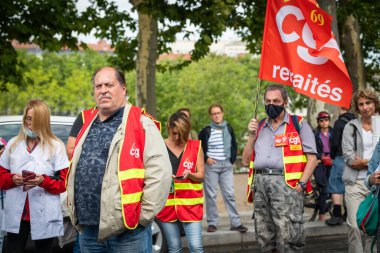 5 Ağustos 2021, Lyon, Rhone Alpes Auvergne, Fransa: sokaktaki göstericiler hijyenik pasoya karşı, Fransızca, İngilizce ve İngilizce bir pankartıyla