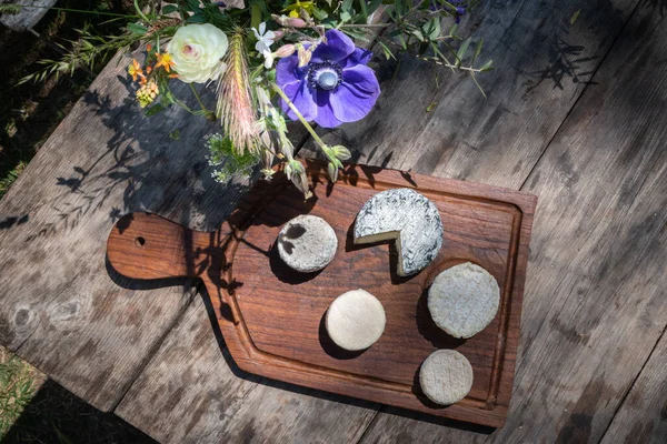 南フランスの木のテーブルの上のチーズプレート — ストック写真