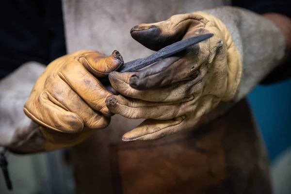 Dos Manos Hombre Están Fabricando Cuchillo Acero —  Fotos de Stock