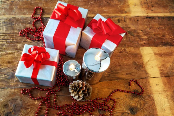 Presente boses e velas para o Natal — Fotografia de Stock