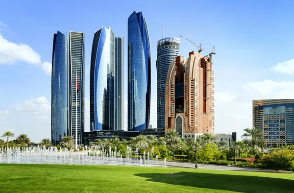 Felhőkarcolók Abu Dhabi, Egyesült Arab Emírségek Jogdíjmentes Stock Fotók