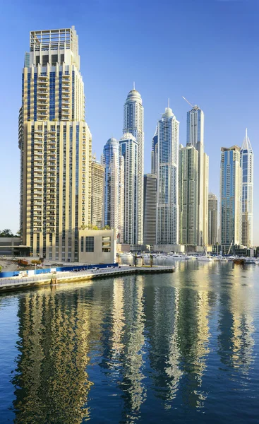 Wolkenkratzer in Dubai Marina. — Stockfoto