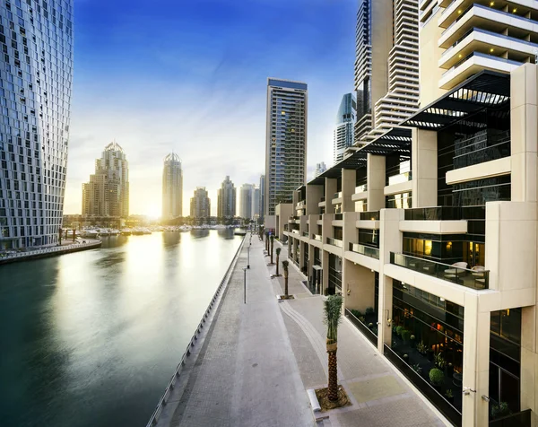 Stadsbilden i dubai på kvällen, Förenade Arabemiraten — Stockfoto