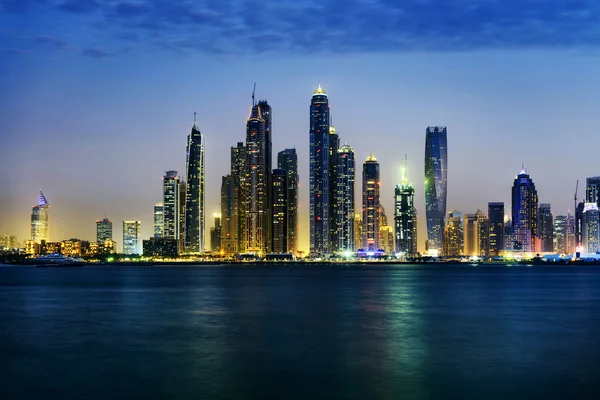 Dubai marina durante el crepúsculo — Foto de Stock