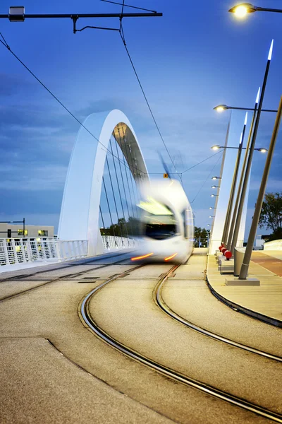 Lyon stad en tram op de brug confluences — Stockfoto