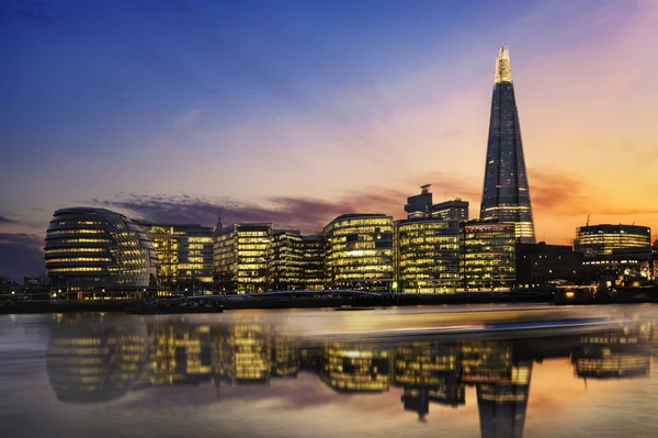 Nova Câmara Municipal de Londres ao pôr do sol, vista panorâmica do rio Tamisa — Fotografia de Stock