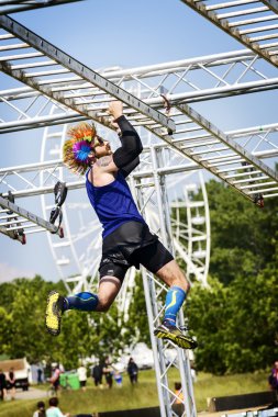 Frappadingue yarış, giyimli adam