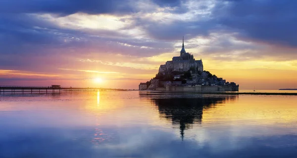 Мон Сен Мішель-на заході сонця, Франції — стокове фото