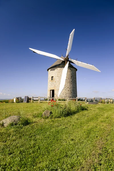 Väderkvarn i pontorson — Stockfoto