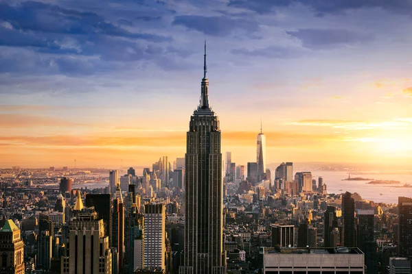 Skyline Von New York City Mit Städtischen Wolkenkratzern Bei Sonnenuntergang — Stockfoto