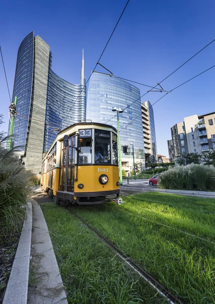 Tram vintage sulla via Milano, Italia — Foto Stock