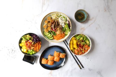 İyi servis edilmiş Çin yemeği çeşitleri. Çin eriştesi, kızarmış pilav, mantı, yaya ördeği, Çin böreği. Masada ünlü Çin mutfağı var. Yukarıdan bak. Çin restoranı konsepti. Asya ziyafeti