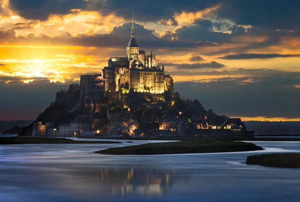 Le Mont-Saint-Michel al atardecer, Normandía — Foto de Stock