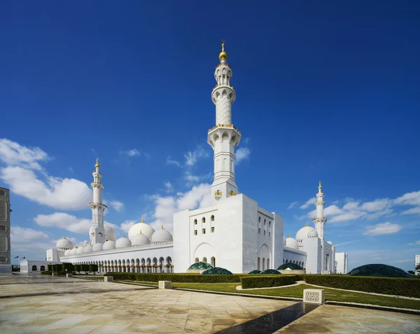 Mesquita branca em Abu Dhabi — Fotografia de Stock