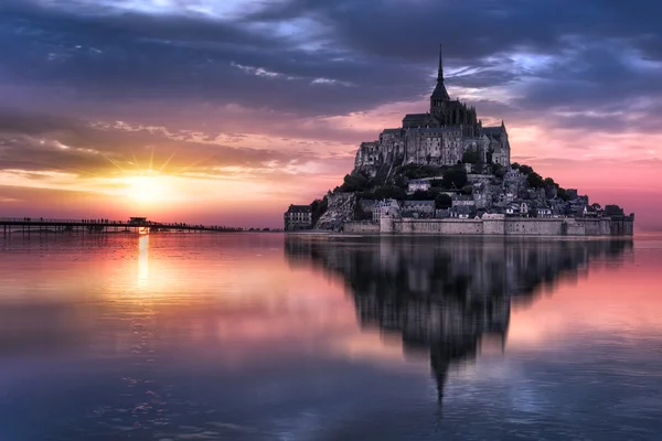 Mont Saint Michel ao pôr do sol, França — Fotografia de Stock