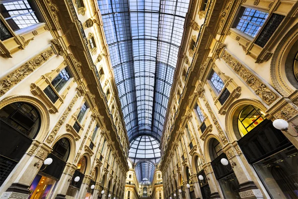 Loja de luxo em Galleria Vittorio Emanuele II shopping center em Milão — Fotografia de Stock