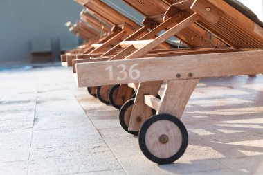 otel havuz kenarındaki koltukları