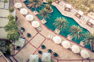 Otel havuz şemsiye ile