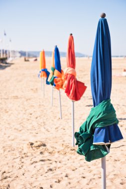 Ünlü renkli şemsiye