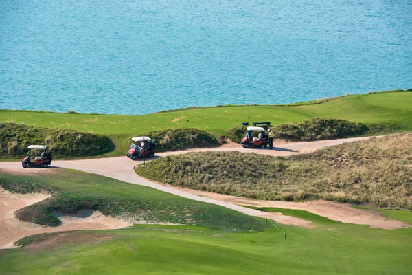 Resort de golfe com a paisagem do mar — Fotografia de Stock