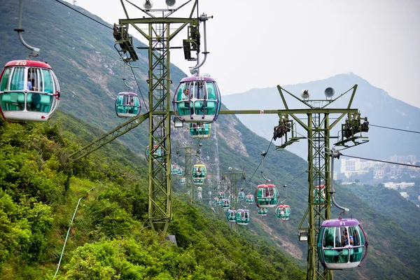 Cable cars over tropical trees in Hong Kong — Stock Photo, Image