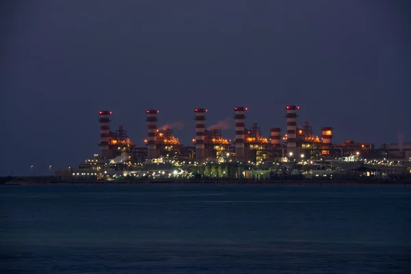 Vue de la grande raffinerie de pétrole — Photo