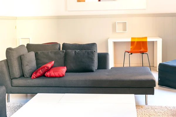 Современные апартаменты уютная мебель — стоковое фото