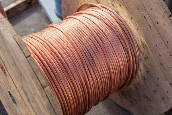Grote spoelen van elektrische kabel — Stockfoto
