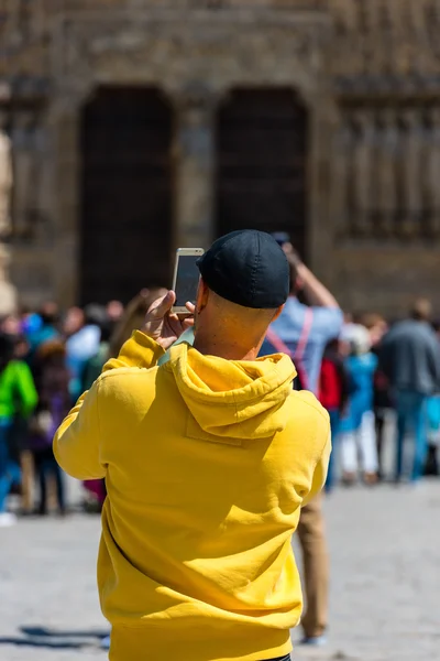 Hombre tomando fotos en la calle — Foto de Stock