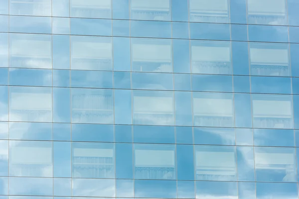 Облака отражаются в офисном здании — стоковое фото