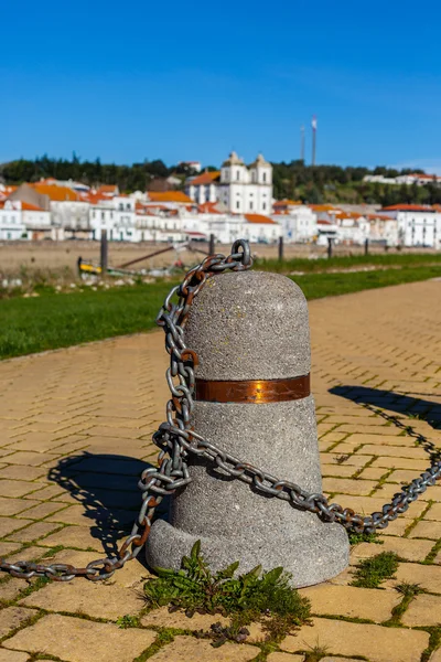 Stub post collegati in una catena su una banchina — Foto Stock