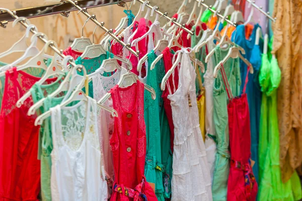 Sommerliche Frauenkleider in einem Geschäft — Stockfoto