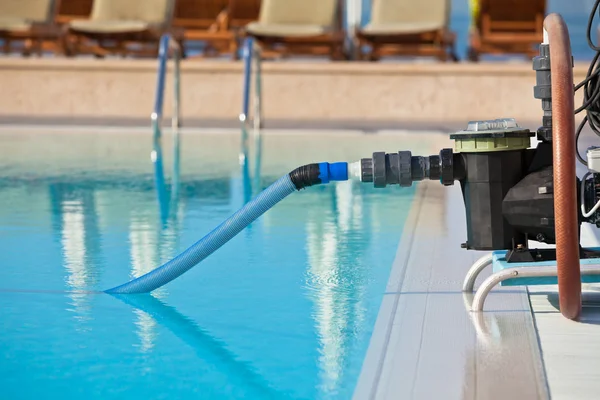Cleaning pump working with a swimming pool — Stock Photo, Image