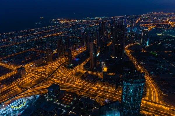 Dubai cena noturna no centro com luzes da cidade — Fotografia de Stock