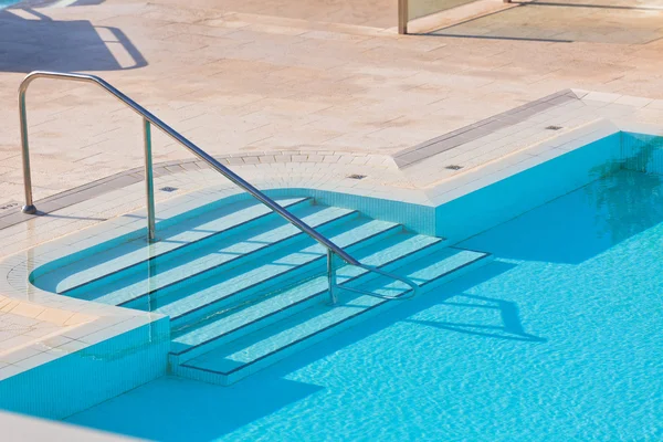 Piscina exterior con escalera — Foto de Stock