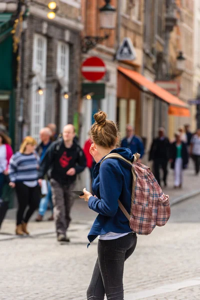 Belle jeune fille utilise smartphone — Photo