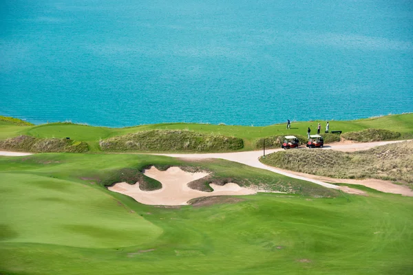 Resort de golfe com a paisagem do mar — Fotografia de Stock