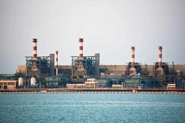 Vista de la gran refinería de petróleo sobre un fondo de cielo — Foto de Stock