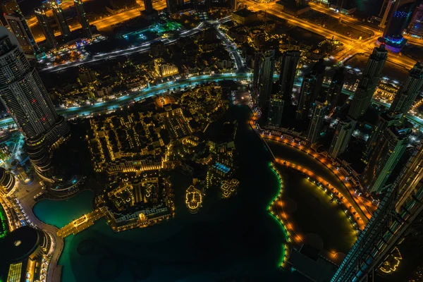 Dubai escena nocturna del centro con luces de la ciudad . — Foto de Stock