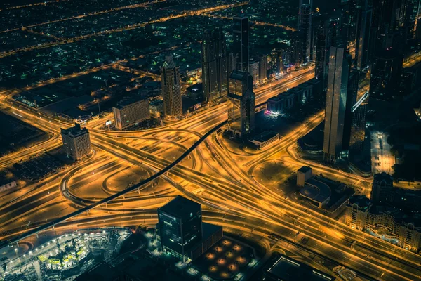 Дубай у центрі міста з міськими вогнями. — стокове фото