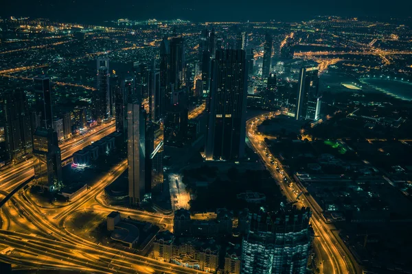 Dubais nächtliche Szene mit Lichtern in der Innenstadt — Stockfoto