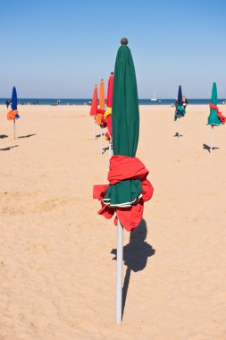 Ünlü renkli şemsiye