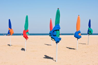 Ünlü renkli şemsiye