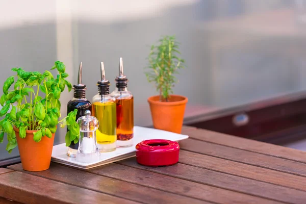 Mesa de café con hierbas y condimentos — Foto de Stock
