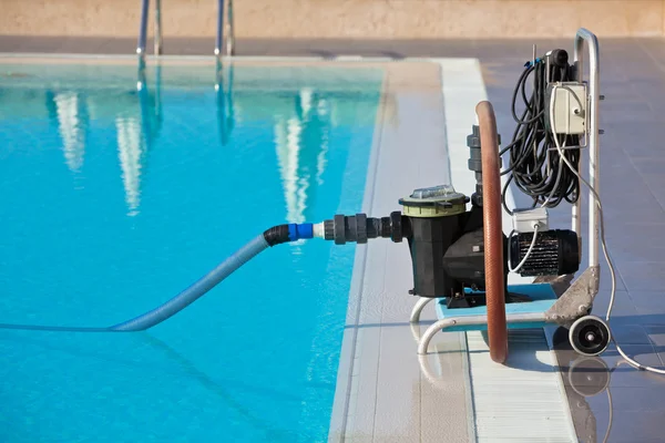 Bomba de limpieza trabajando con una piscina —  Fotos de Stock