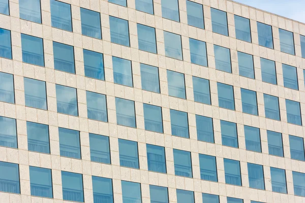 Nuages reflétés dans les immeubles de bureaux — Photo