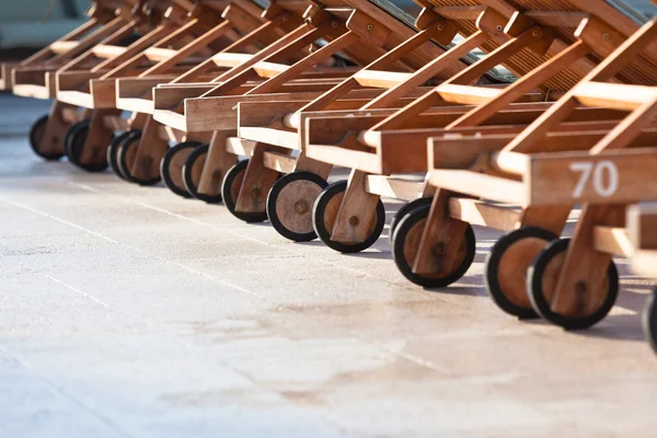 Chaises de piscine d'hôtel — Photo